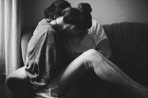 Problemas sexuais. Foto em preto e branco de um casal abraçado