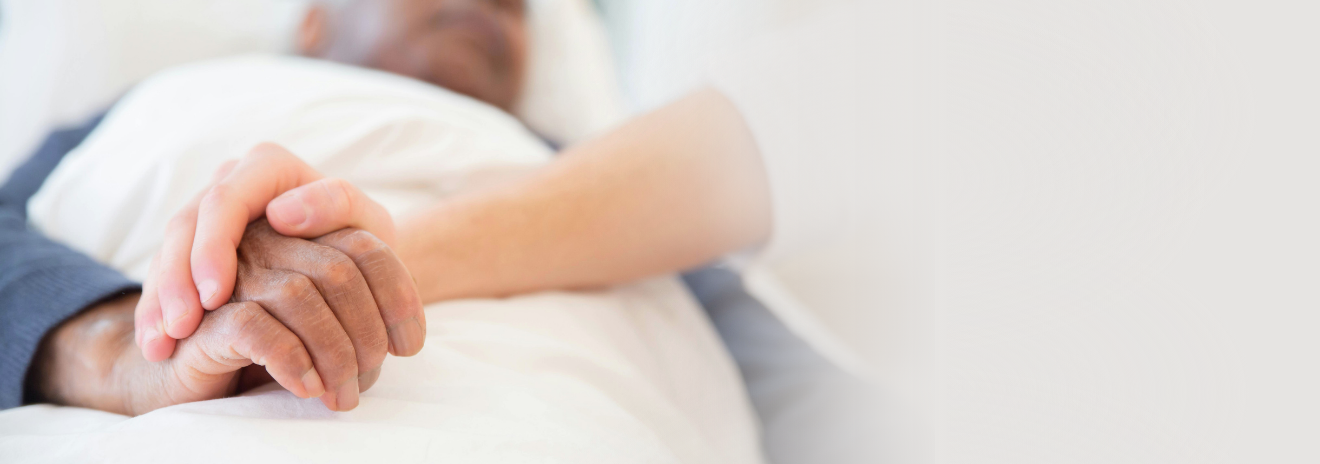 homem na cama de maos dadas com uma outra pessoa o suportando